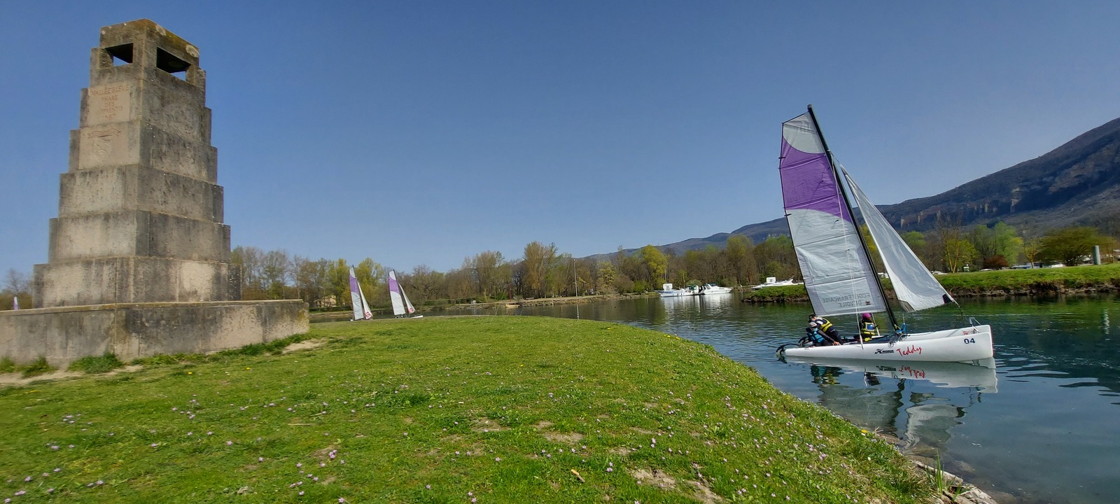 Catamaran dans le port de la Vallée Bleue