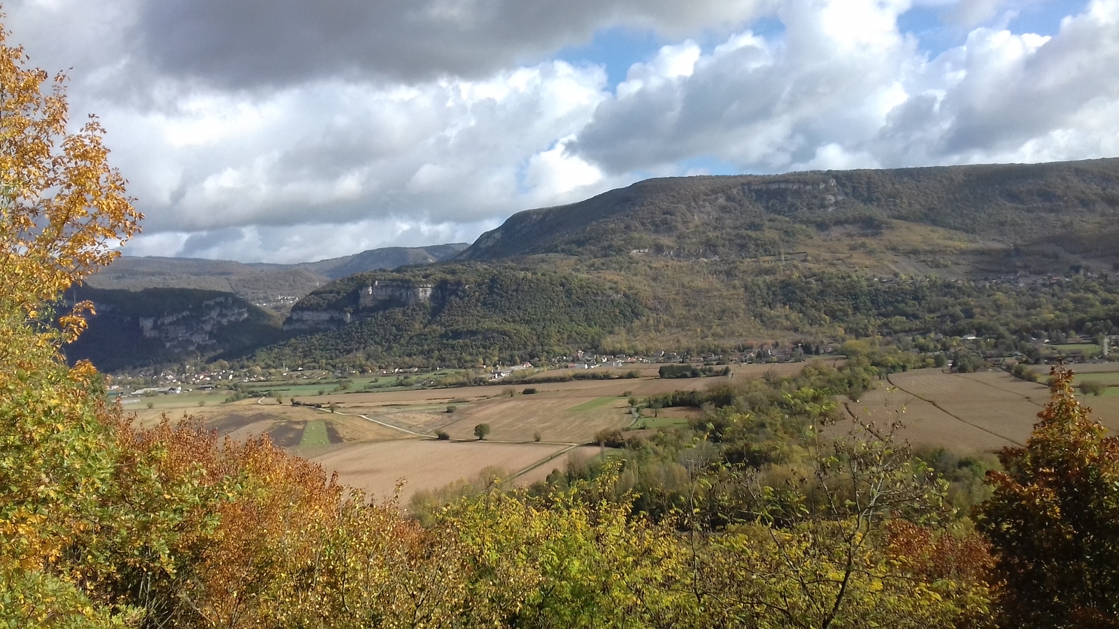 Vue sur le Bugey depuis Quirieu, site médiéval