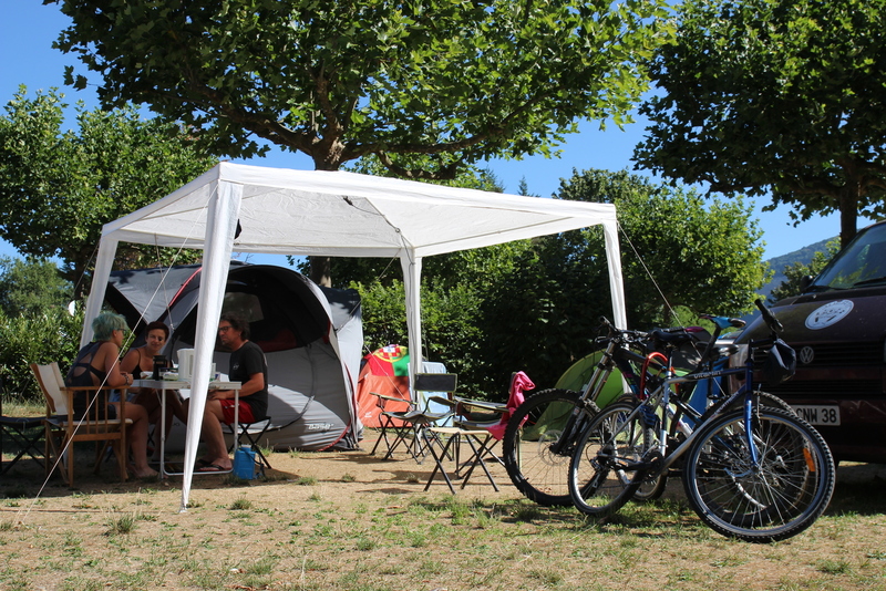 Campeurs au Camping de la Vallée Bleue