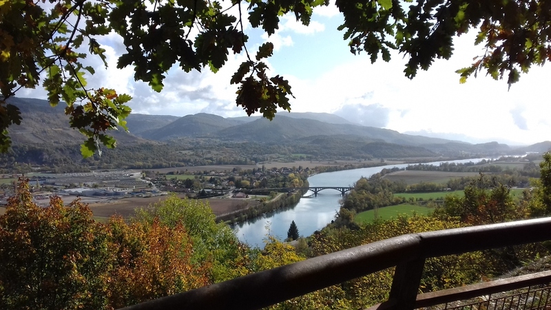 Vue sur le Bugey depuis Quirieu, site médiéval